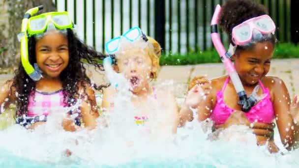 šťastný multi etnické dětství přátel bazén - Záběry, video