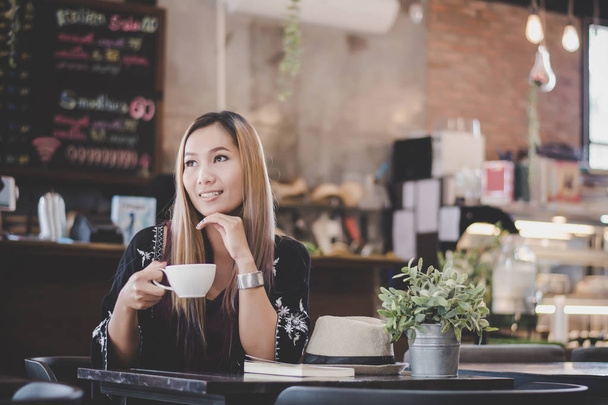 Portrait de jeune femme d'affaires buvant du café. femme d'affaires déjeuner dans un café pendant sa pause de travail
. - Photo, image