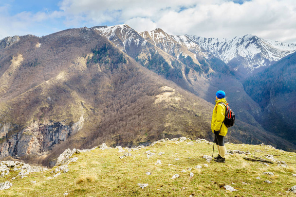 Kobieta jest piesze wycieczki w Alpy Dynarskie w pobliżu Sarajevo, Bośnia i Hercegowina - Zdjęcie, obraz