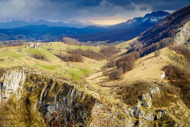 Vista panorâmica dos Alpes Dináricos na Bósnia-Herzegovina perto de Sarajevo
 - Foto, Imagem