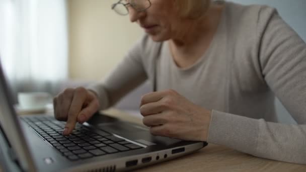 Retired lady studying new computer program, angrily pressing keyboard buttons - Video