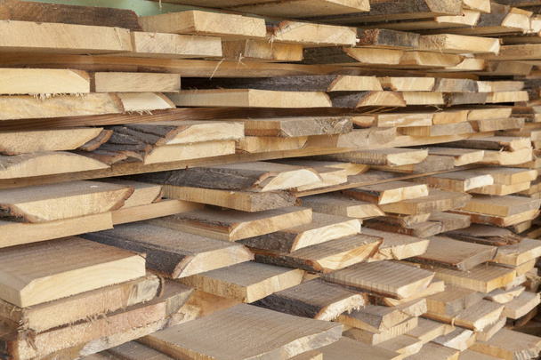 vigas de madeira empilhadas em uma pilha
 - Foto, Imagem
