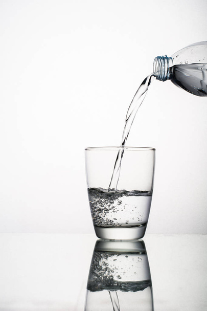 Крупним планом розбризкування води зі скла ізольовано на білому тлі
 - Фото, зображення
