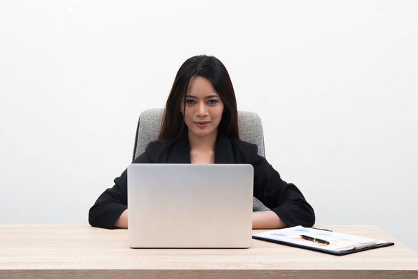 Jovem asiática mulher de negócios bonita com notebook no escritório isolado no fundo branco
. - Foto, Imagem