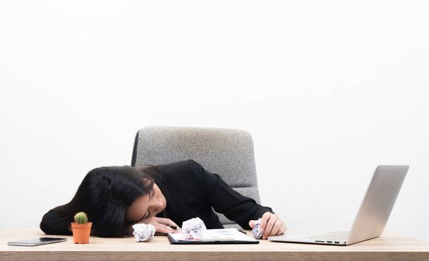La jeune femme d'affaires surmenée fatiguée dort au bureau sur le lieu de travail. Isolé sur fond blanc
 - Photo, image