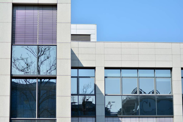 Buitenzijde van een modern kantoorgebouw - Foto, afbeelding
