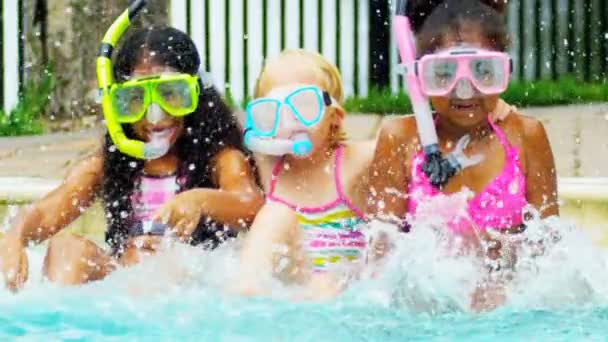 Hübsche multiethnische Kinder spielen Schwimmbad - Filmmaterial, Video