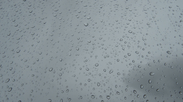 Des gouttes de pluie dans le verre d'une fenêtre au jour de pluie
 - Séquence, vidéo