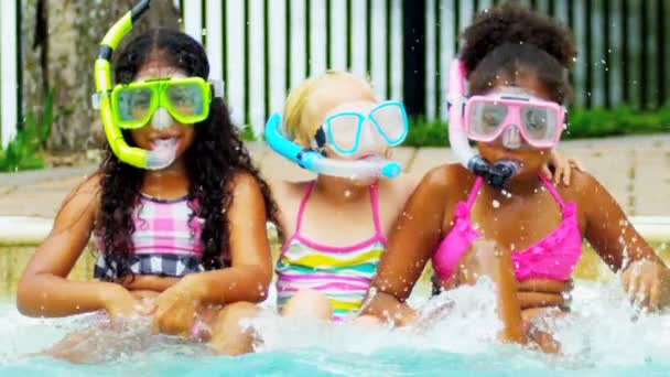 mooie multi etnische kinderen spelen zwembad - Video