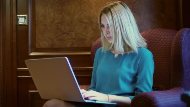 Όμορφη γυναίκα που εργάζεται στην οθόνη του φορητού υπολογιστή που κάθεται στο τραπέζι στο γραφείο στο σπίτι - Πλάνα, βίντεο