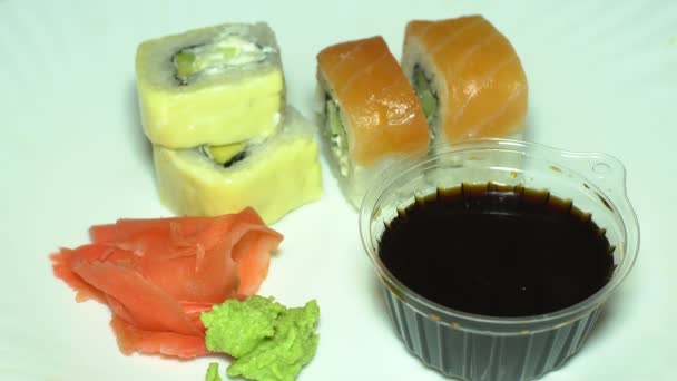 Sushia ja kastiketta pöytään Käyttö kalaruokia sushia kastiketta vahvistetut pöydälle
 - Materiaali, video