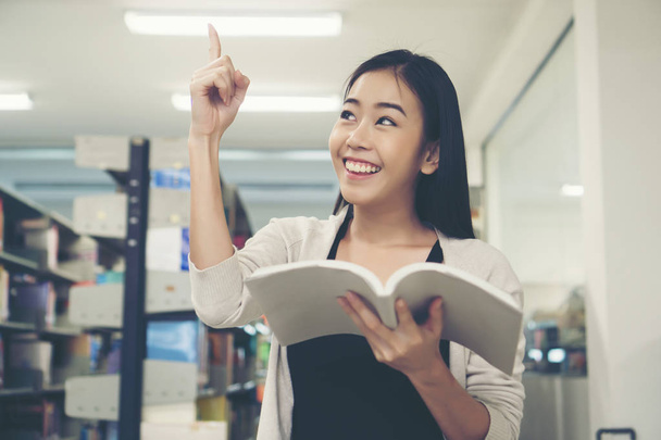 Mladý student docela asijské četla v knihovně. Koncepce vzdělávání. - Fotografie, Obrázek