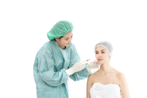 Mooie jonge vrouw ontvangen Botox injectie geïsoleerd op een witte achtergrond. Beauty concept - Foto, afbeelding