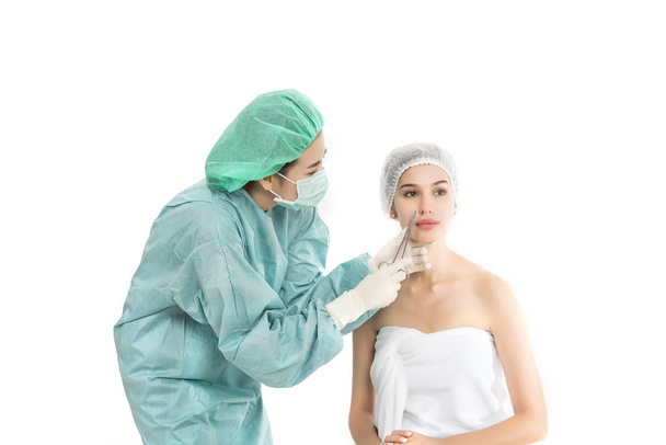 schöne junge Frau erhält Botox-Injektion isoliert auf weißem Hintergrund. Schönheitskonzept - Foto, Bild