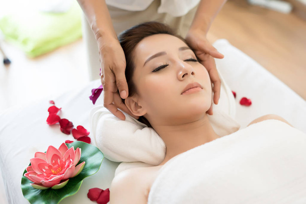 Tradycyjna orientalna masaż i zabiegi kosmetyczne. młody piękny mieć masaż kobieta w spa salon.  - Zdjęcie, obraz