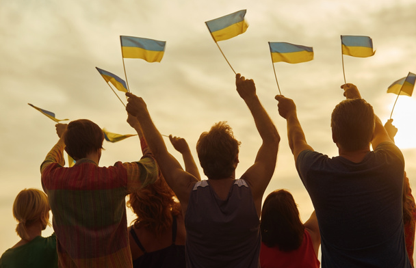 Patrioti ucraini con piccole bandiere
. - Foto, immagini