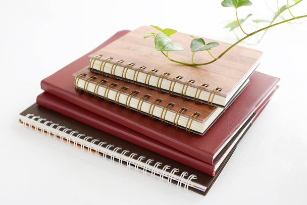 Cuadernos en el escritorio
 - Foto, Imagen
