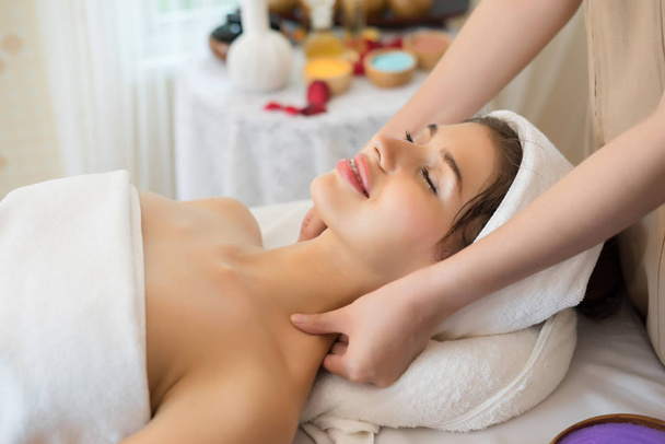 Jeune belle femme avec un massage sain du corps dans le salon de spa. Concept de beauté
. - Photo, image