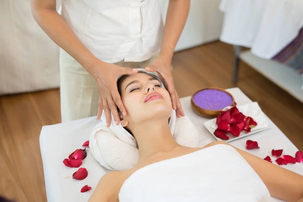 Terapia de massagem tradicional oriental e tratamentos de beleza. Jovens bonitos têm mulher de massagem no salão de spa
.  - Foto, Imagem