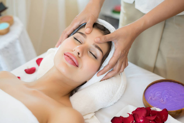 Традиційна східна масажна терапія та косметичні процедури. Молода красива жінка масажу в спа-салоні
.  - Фото, зображення