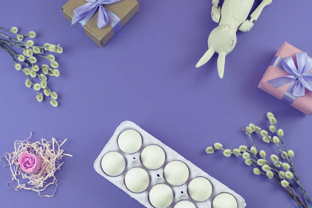 Ostern Set Geschenkbox mit Zweigen Kätzchen weißes Ei. - Foto, Bild