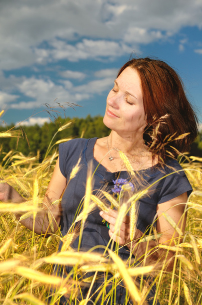 Woman in a wheat field. - Foto, afbeelding