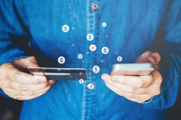 Интернет-банкинг бизнесмен с помощью смартфона с кредитной картой Фин
 - Фото, изображение