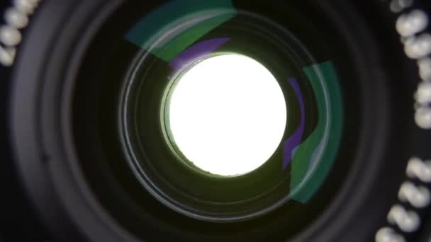 Näkymä 35mm elokuva SLR Kamera suljin toiminnan edestä kameran linssi. Äänellä
. - Materiaali, video