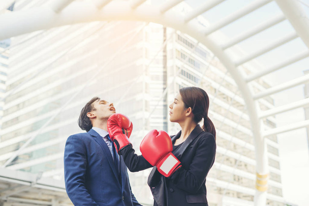 ビジネスの女性と男の戦い、ボクシング、ビジネス人々 の概念と競う. - 写真・画像