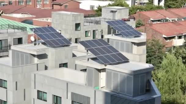 ηλιακοί συλλέκτες ενέργειας στην οροφή. - Πλάνα, βίντεο