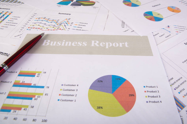 事業報告書。グラフとチャート。事業報告と書類の山。ビジネス コンセプト. - 写真・画像