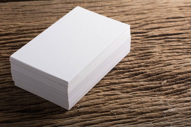 Kurumsal kimlik ahşap arka plan üzerinde beyaz boş kartvizit tanıtımı - Fotoğraf, Görsel