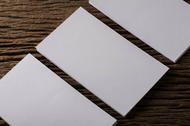 木材の背景に企業のアイデンティティの空白の白い名刺プレゼンテーション - 写真・画像