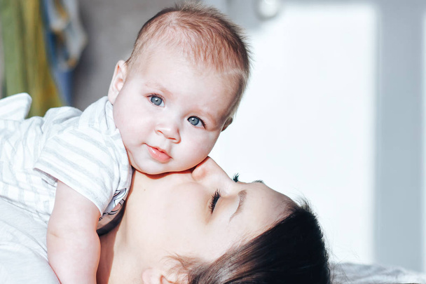 Äiti suutelee pikku vauvaansa - Valokuva, kuva