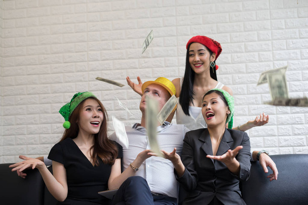 Gente feliz del grupo de negocios en sombrero de santa que se divierte para la fiesta de Navidad de la celebridad
. - Foto, imagen