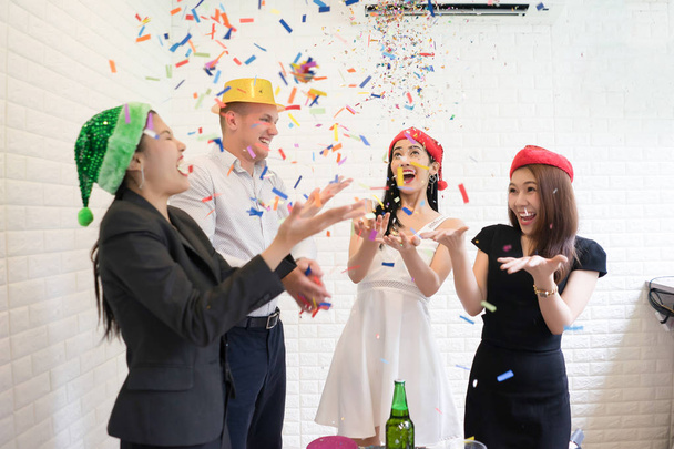 Счастливые люди в шляпе санта развлекаются на вечеринке знаменитостей
. - Фото, изображение