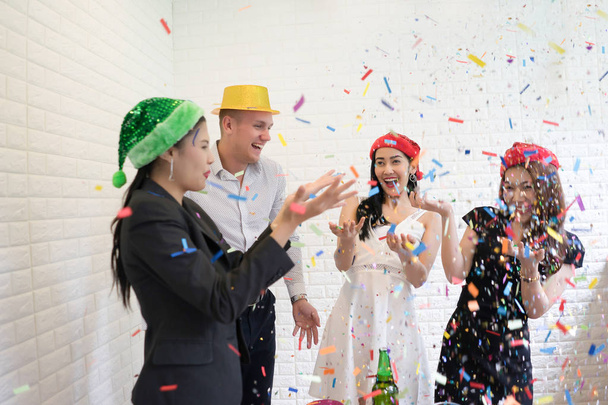 Szczęśliwy Grupa biznesmenów w santa hat zabawy sławna christmas party. - Zdjęcie, obraz