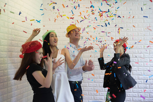 Счастливые люди в шляпе санта развлекаются на вечеринке знаменитостей
. - Фото, изображение