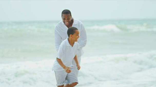 Этнические родители наслаждаются временем сына у океана
 - Кадры, видео