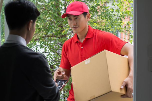 Nuori mies toimittaa paketin asiakkaalle kotiin. Toimitus
 - Valokuva, kuva