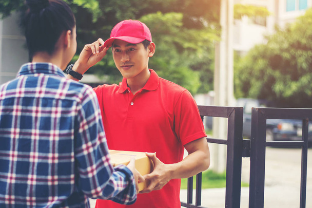 Young man Delivering Package to customer at home. Delivery - Foto, Imagem