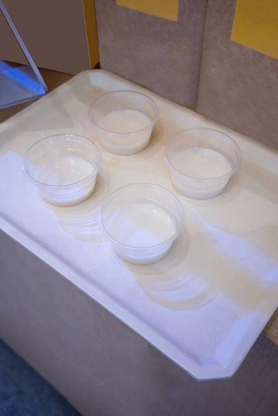Toufu ou échantillon de lait de soja dans un récipient en plastique
 - Photo, image