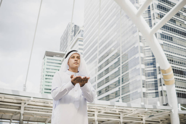Hombre joven musulmán está rezando
 - Foto, imagen