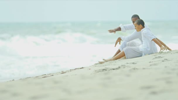 Père ethnique assis avec un jeune fils sur la plage
 - Séquence, vidéo
