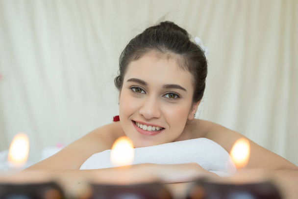 Gros plan de Jeune belle femme relaxante pendant le traitement spa
 - Photo, image