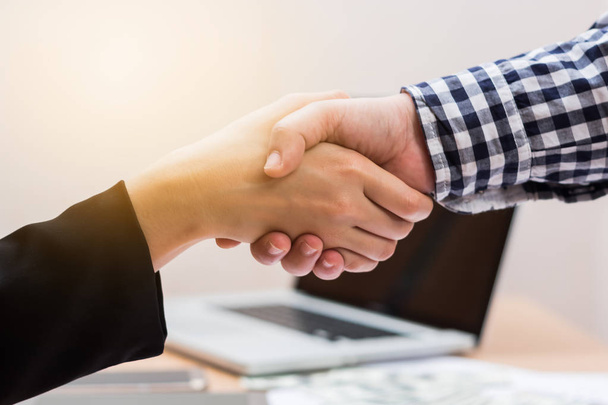 Handshake de negócios no espaço de trabalho para o conceito de sucesso empresarial
 - Foto, Imagem