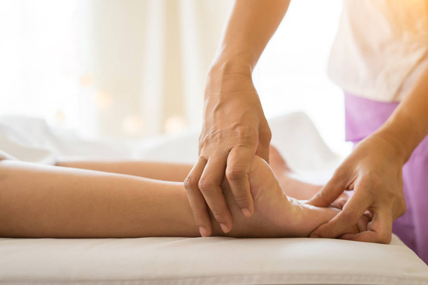 Close-up de mulher fazendo massagem nos pés no spa. - Foto, Imagem