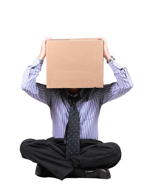 hombre de negocios con una caja de cartón en la cabeza
 - Foto, imagen