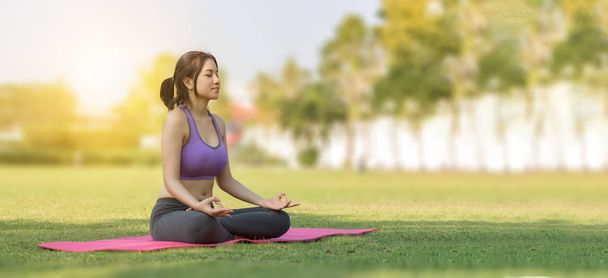 Jeune femme souriante attrayante pratiquant le yoga - Photo, image