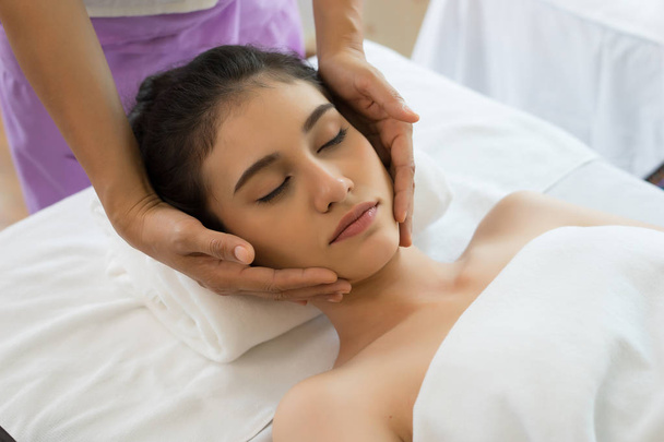Jovem bela mulher ter rosto massagem relaxante no spa
. - Foto, Imagem